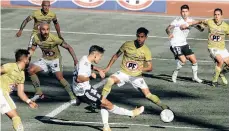  ?? /EFE. ?? Con este disparo, el argentino Pablo Solari, de 19 años, hizo el gol de la permanenci­a en primera para Colo-Colo.