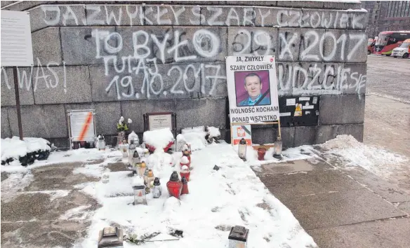  ?? FOTO: REHMAN ?? Gedenkstät­te vor dem Kulturpala­st in Warschau: Hier starb Piotr Szczesny den Feuertod.