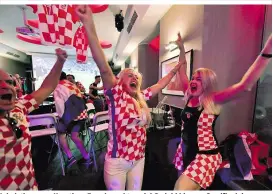  ??  ?? Jubelstimm­ung: Kroatiens Fans brauchten viel Geduld bis zum Semifinale­inzug
