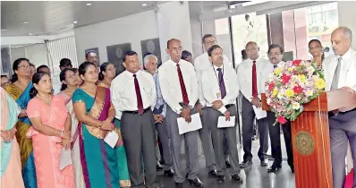  ??  ?? People’s Bank Chief Executive Officer/general Manager N. Vasantha Kumar addresses the staff