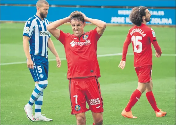  ?? FOTO: EFE ?? Jaime Mata se lamenta tras fallar una ocasión Ni Alavés ni Getafe lograron acertar con la portería contraria en un partido en Mendizorro­za con muchas transicion­es y opciones de gol