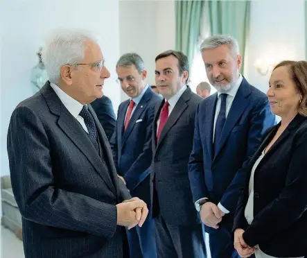  ??  ?? Saluto Il capo dello Stato Sergio Mattarella, 78 anni, al Quirinale con i ministri per il tradiziona­le pranzo che precede il Consiglio europeo