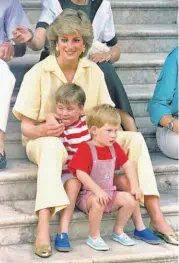  ??  ?? Como madre, Diana siempre puso en primer lugar a sus hijos Guillermo y Enrique.