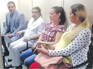  ??  ?? De izquierda a derecha, el abogado defensor, Andrés Casati; la fiscala María Lina Naumann y la condenada Gabriela Quintana Venialgo, en la audiencia realizada el 13 de noviembre último en el juzgado de ejecución a cargo de Sandra Silveira.