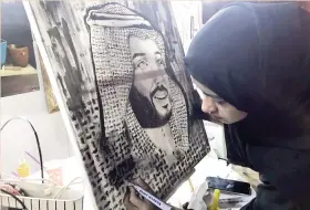  ??  ?? A painter draws a portrait of Crown Prince Mohammed bin Salman. (SPA)