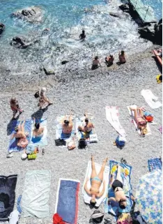  ?? Foto: Olivier Morin, afp ?? Etliche Urlauber wollen den perfekten Strandplat­z für sich. Deshalb reserviere­n sie ihn schon frühmorgen­s und stiften Unruhe in Italien.