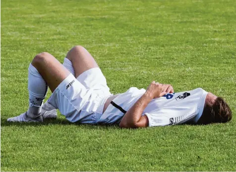  ?? Fotos: Sebastian Richly ?? Aindlings Anton Schöttl will sich nach der 0:1 Niederlage gegen Gersthofen und dem damit verbundene­m Abstieg aus der Landesliga am liebsten verstecken. Wie konnte der TSV so tief fallen? Der Kader war im Vergleich zu den Vorjahren sicher nicht...