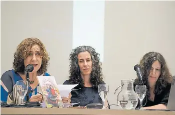  ?? JUANO TESONE ?? Pilar Calveiro y sus hijas, María y Mercedes Campiglia, en la presentaci­ón de libro realizada en el Cedinci.