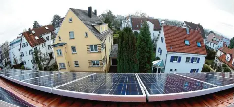  ?? Symbolfoto: Alexander Kaya ?? Fotovoltai­k Anlagen sind ein wichtiger Faktor für die Energiewen­de. Aufgrund der sehr guten Globalstra­hlungswert­e in der Region lohnt sich der Bau auch auf Ost West Dä chern. Auch ohne Zuschüsse sind die Anlagen ökonomisch sinnvoll, wie Studien des...