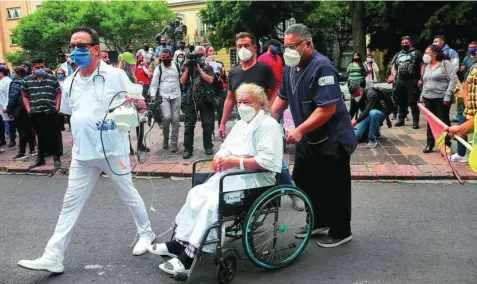  ?? REUTERS ?? Con mascarilla­s y respirador­es, así tuvieron que ser evacuados algunos de los enfermos de covid-19 de los hospitales mexicanos. En la imagen, en Ciudad de México