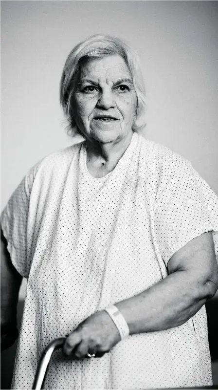  ??  ?? Rosario Fernández, de 71 años, durante la entrevista en el Hospital Gregorio Marañón, donde permanece ingresada