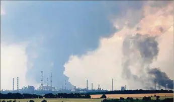  ?? ?? LYSYCHANSK. Humo sobre la ciudad después de un bombardeo el mes pasado, a los que se sumaron otros.