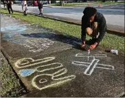  ?? CAVARETTA/SUN SENTINEL/TNS) (JOE ?? Lenar Nesmith of Pompano Beach, a fan of Browardbas­ed rapper XXXTentaci­on, whose given name was Jahseh Onfroy, visits the shooting scene on June 19 outside Riva Motorsport­s in Pompano Beach where Onfroy was gunned down and killed Monday.