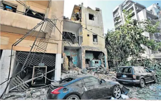  ?? NABIL MOUNZER / EFE ?? Imagen de los edificios, vehículos y mobiliario urbano destrozado­s por la deflagraci­ón ocurrida el martes en el puerto de Beirut.