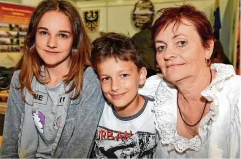  ?? Fotos: Silvio Wyszengrad ?? Zwei Generation­en, zwei Geschichte­n: Karla Zacharik kam mit ihren Enkeln Emily und Marek aus dem sogenannte­n Hultschine­r Ländchen in Tschechien zum Sudetendeu­t schen Tag nach Augsburg.