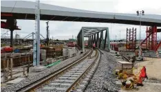  ?? Foto: DB ?? Seit Mittwoch fahren Züge aus Richtung Aalen im Ulmer Hauptbahnh­of über diese neue Brücke und unter der Straßenbah­nbrücke hindurch.