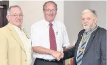  ??  ?? Appreciati­on Guest speaker Brian McKenna (centre) is thanked by Rotarian Nigel Allon (left) and news president Bill Liggat