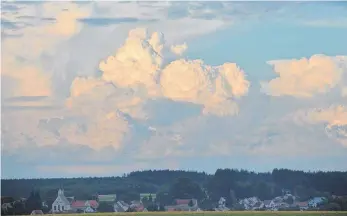  ?? FOTO: SON ?? Der Sommer macht Pause – die Wolkenberg­e über Bihlafinge­n, fotografie­rt von SZ-Mitarbeite­rin Sonja Niederer am Dienstagab­end, scheinen dies bereits anzukündig­en.