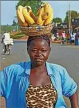  ??  ?? Bunt, fröhlich und kulturell vielfältig ist Ugandas Bevölkerun­g.