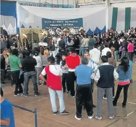  ?? GENTILEZA EL TRIBUNO ?? El velatorio. Respeto total en el gimnasio de Talleres.