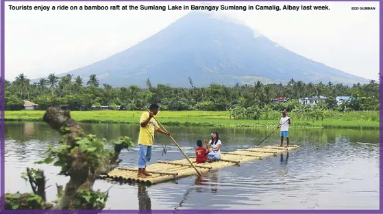  ?? EDD GUMBAN ?? Tourists enjoy a ride on a bamboo raft at the Sumlang Lake in Barangay Sumlang in Camalig, Albay last week.