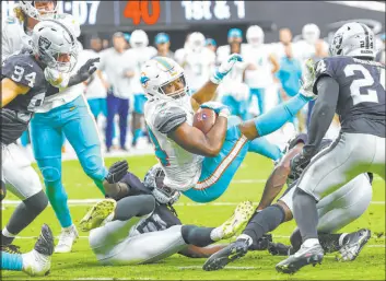  ?? Las Vegas Review-journal @csstevensp­hoto ?? Chase Stevens
Quarterbac­k Jacoby Brissett finished with 215 yards passing, a rushing touchdown and three key fourth-down conversion­s in Sunday’s overtime loss to the Raiders.