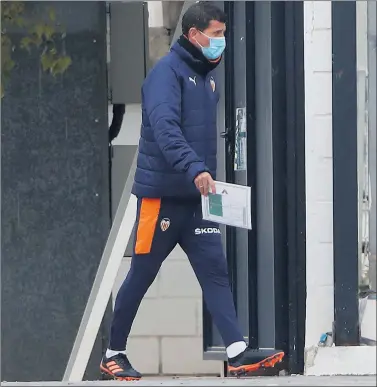  ??  ?? Javi Gracia, ayer en la Ciudad Deportiva de Paterna antes de dirigir el entrenamie­nto del Valencia.