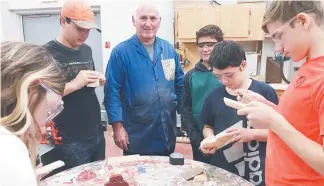  ??  ?? Un groupe d’élèves de 7e année à l’école Soleil Levant en compagnie de l’instructeu­r Normand Doiron.