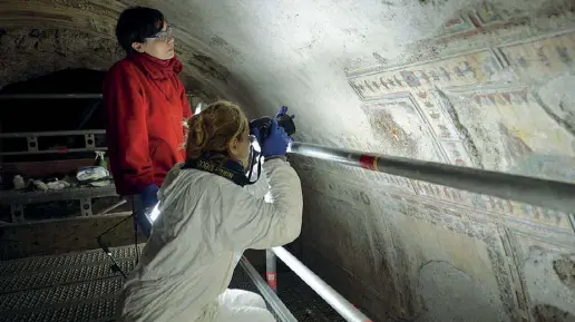  ??  ?? Impalcatur­e Restaurato­ri al lavoro nella Domus Aurea. In basso, particolar­e della volta, oggetto dei lavori di pulitura e consolidam­ento