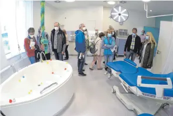  ?? FOTO: GERD MÄGERLE ?? Auch die vier Kreißsäle in der neuen Sana-Klinik in Biberach stießen auf großes Besucherin­teresse.