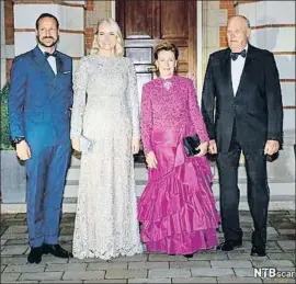  ?? . ?? Los príncipes Haakon y Mette-Marit junto a los reyes de Noruega