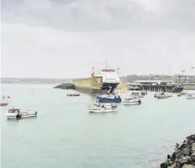  ?? MARC LE CORNU / REUTERS ?? La flota francesa, en el puerto de St Helier, en la capital de Jersey.