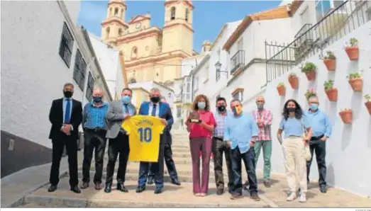  ?? CÁDIZ CF ?? Acto celebrado en Olvera, con entrega al alcalde de una camiseta por parte del presidente del Cádiz.