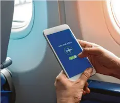  ?? Foto: Tete–escape/adobe Stock ?? Im Flugzeug besteht die Pflicht, den Flugmodus am Smartphone einzuschal­ten.