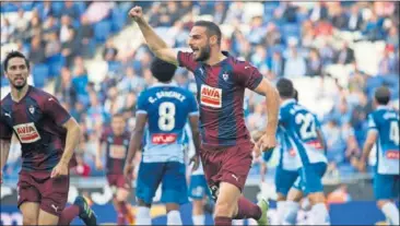  ??  ?? EL GOLEADOR. Lombán celebra el único gol de la tarde, un cabezazo en el corazón del área.