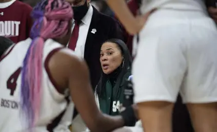  ?? Eric Gay, The Associated Press ?? South Carolina head coach Dawn Staley talks to her players during the first half of Sunday night’s national title game against Uconn in Minneapoli­s.