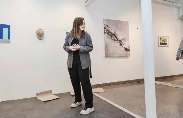  ?? FOTO: JOHANNES ÄNG ?? Izabella Borzecka, verksamhet­schef för Folk i Skärholmen, tycker att Guccikepse­n med konstnären­s egna text är ett intressant debattinlä­gg.
