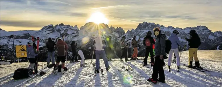  ?? BILD: SN/TRENTINO SKISUNRISE/BISTI ?? Über Madonna di Campiglio und den Brenta-Dolomiten geht die Sonne auf, in deren Strahlen erste Schwünge in jungfräuli­che Pisten gezogen werden.