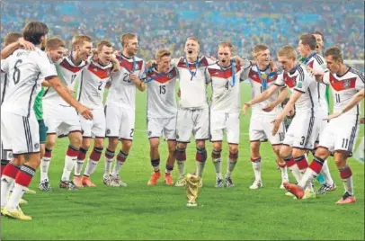  ??  ?? CAMPEONES. Los jugadores alemanes festejan el título conseguido hace cuatro años en Brasil.