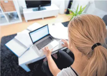  ?? FOTO: DPA ?? Arbeiten im Homeoffice führt laut einer Studie in der Regel zu längeren Arbeitszei­ten im Job.