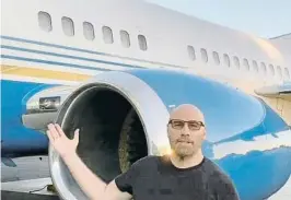  ?? TN TAGRAM ?? Feliç pe  l’  i
!ohn Travolta, que va aprendre a volar amb 15 anys, mostra en un vídeo al seu Instagram el 737 que es va comprar el 2019 " que ara podr# p"lotar