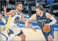  ??  ?? Stephen Curry defiende a Luka Doncic en el Mavericks-Warriors.