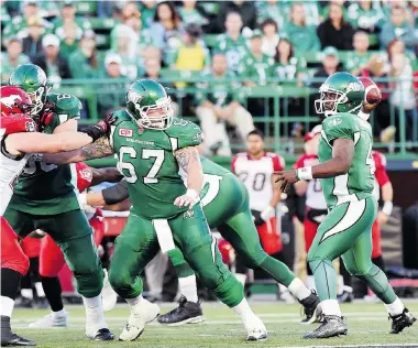  ?? DON HEALY/Leader-Post files ?? Saskatchew­an Roughrider­s quarterbac­k Darian Durant, right, is optimistic about the team rebounding in 2016 from this
year’s dismal 2-15 record, and he says he wants to be the guy to take the Riders there.