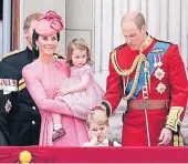  ?? FOTO: DPA ?? Prinz George hatte zunächst keine Lust auf die Feier seiner UrOma. Erst als die Flugshow losging, hatte er mehr Spaß.