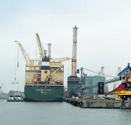  ??  ?? Verso il blocco Il porto commercial­e di Venezia si bloccherà per 3 giorni a fine mese: è la protesta per il mancato scavo dei canali