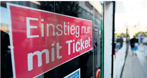  ?? FOTO: MARTIN SCHUTT/DPA ?? In Straßenbah­nen in Deutschlan­d dürfen die Fahrgäste nur mit gültiger Fahrkarte einsteigen, da es keine Schaffner mehr gibt. So auch bei der Saarbahn. Stattdesse­n gibt es dort von montags bis freitags Kontrolleu­re.