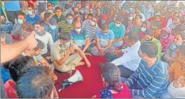  ?? ANI ?? Kashmir IGP Vijay Kumar interacts with Kashmiri Pandit employees protesting in Budgam on Tuesday.