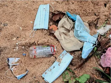  ?? Pix by M.A. Pushpakuma­ra ?? Single-use surgical masks are invading our beaches and threatenin­g the country’s marine population due to reckless disposal of the masks.