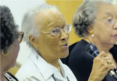  ?? DEAN HANSON/JOURNAL ?? Athalia Jones speaks at an OASIS Albuquerqu­e panel discussion about Home Circle, a black women’s group she belongs to that has been active in Albuquerqu­e for 100 years.