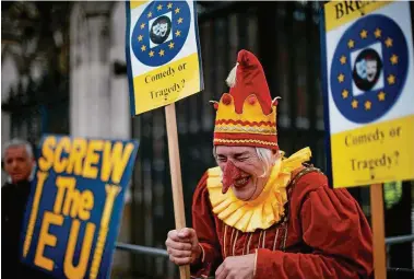  ?? FOTO: REUTERS ?? Komödie? Tragödie? Ein Anhänger des Brexits demonstrie­rt in London für den Ausstieg der Briten aus der EU.